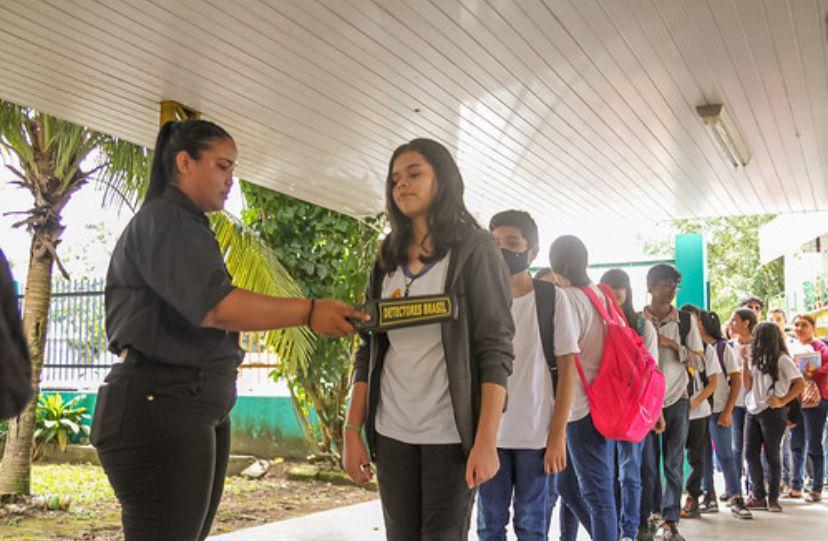 Escolas de Manaus começam a utilizar detector de metais na entrada de alunos