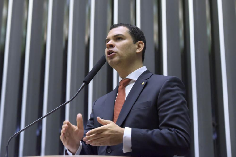 PL de Saullo Vianna garante mais benefícios sociais a pessoas com Lúpus ao equiparar doença