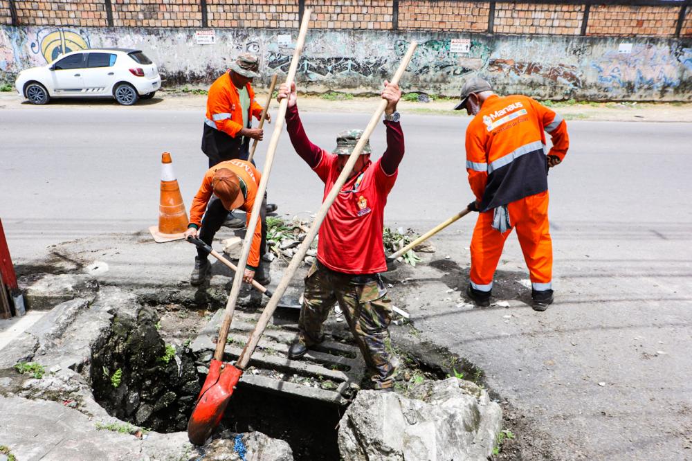 Prefeitura de Manaus intensifica limpeza, desobstrução e recuperação de rede de drenagem em áreas da zona Norte