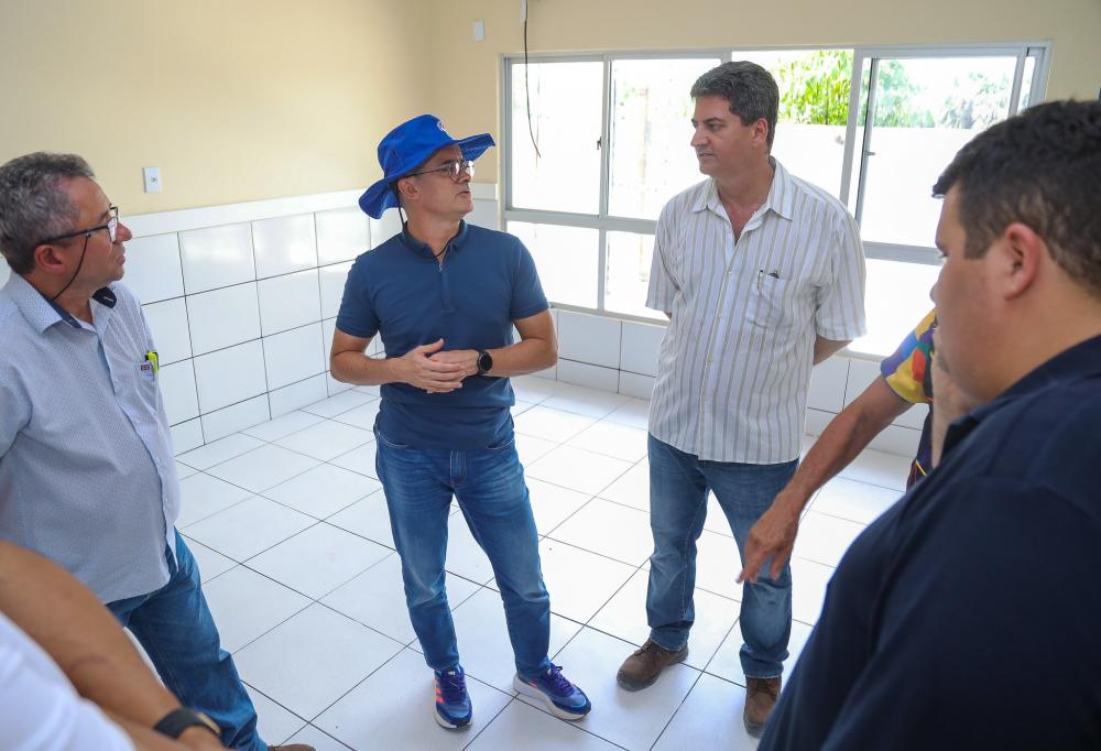 Prefeito David Almeida fiscaliza obras de creche e anuncia entrega para as próximas semanas