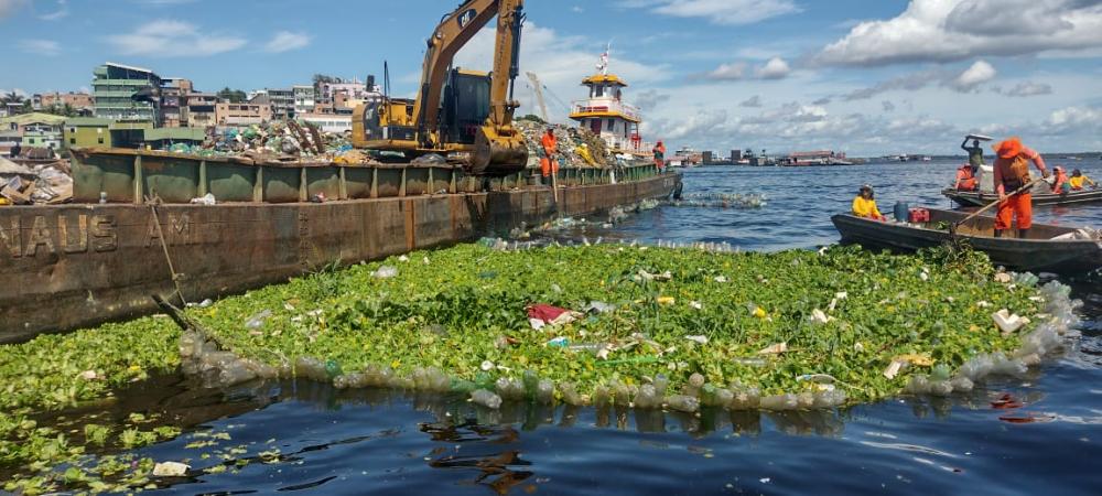 Orla da Manaus Moderna recebe ação de limpeza da prefeitura