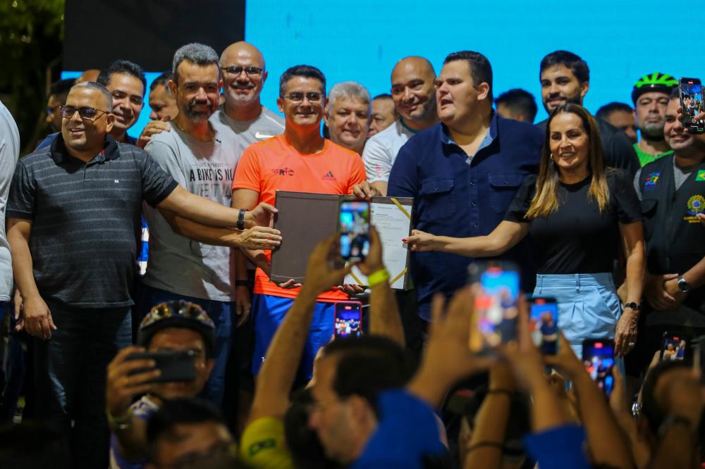 David Almeida assina ordem de serviço para construção de ciclovia na Ponta Negra