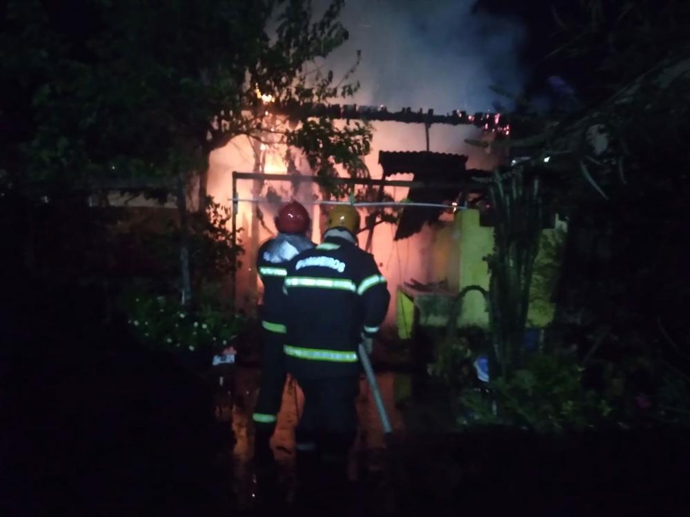 Em Parintins, Corpo de Bombeiros combate incêndio em residência