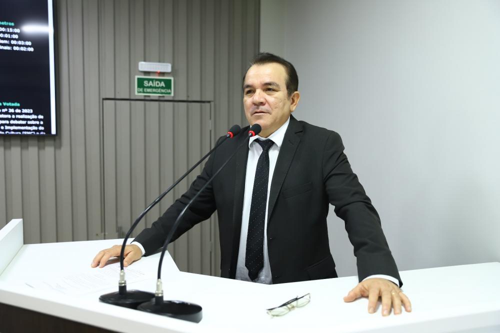 Massilon solicita manutenção de luminárias na sede da Vila Amazônia