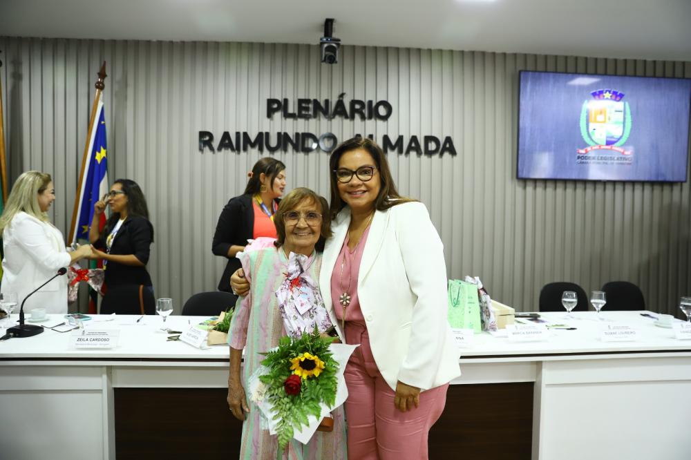 Márcia Baranda homenageia mães e a história de vida de Norma Medeiros