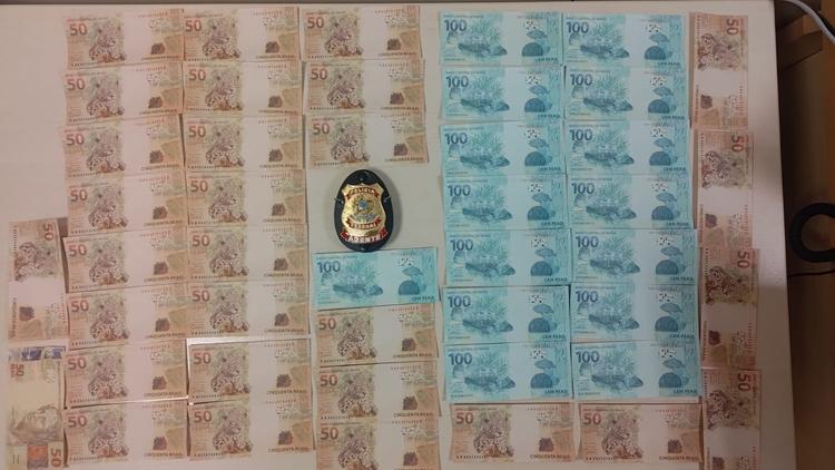 PF prende dupla que recebeu encomenda com dinheiro falso nos Correios em Manaus