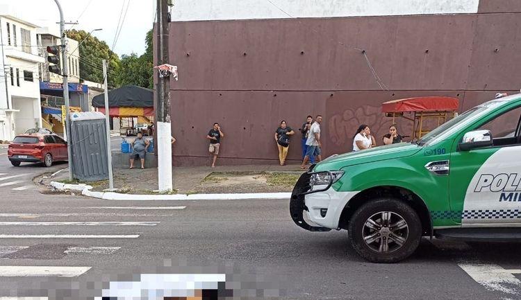 Mulher morre ao ser atropelada a caminho do trabalho em Manaus