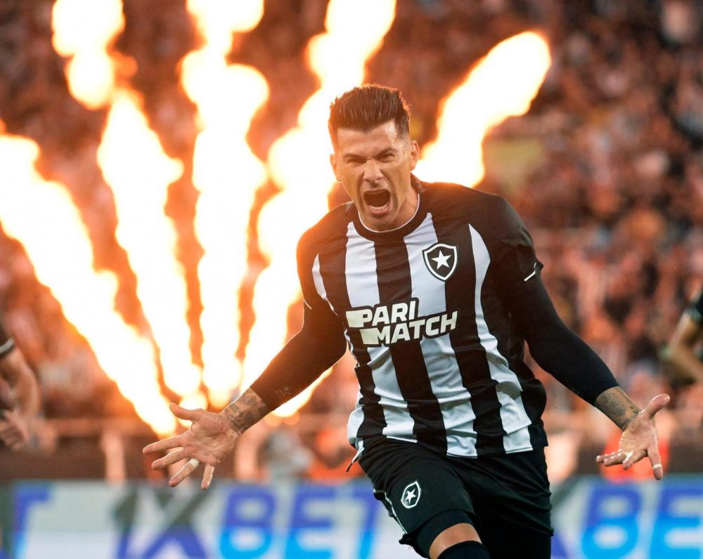 Botafogo vence o Fluminense e segue na liderança do Campeonato Brasileiro