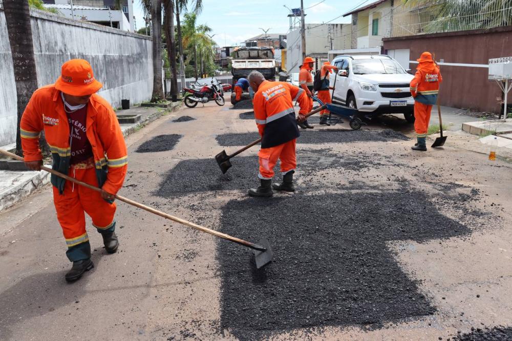 Rua do bairro da Compensa recebe pavimentação com o apoio do vereador Jander Lobato