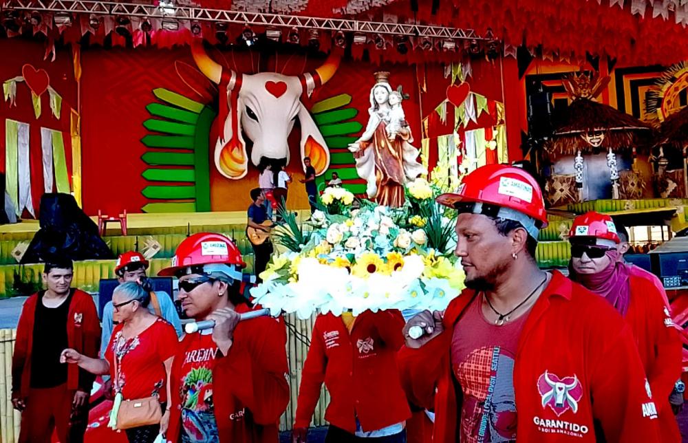 Boi Garantido recebe visita da imagem peregrina de Nossa Senhora do Carmo, padroeira de Parintins