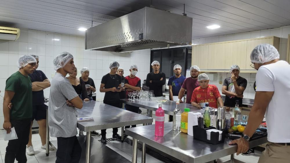 Kwati Club, em parceria com Senac, promove treinamento para colaboradores visando aprimoramento na prestação de serviços