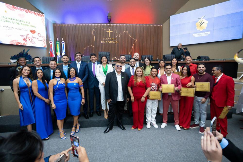 Caprichoso e Garantido são celebrados em sessão especial proposta por Mayra Dias na Aleam