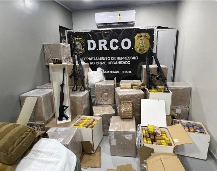 Caminhão de mudanças é apreendido com fuzis e mais de 1,5 tonelada de drogas em Manaus