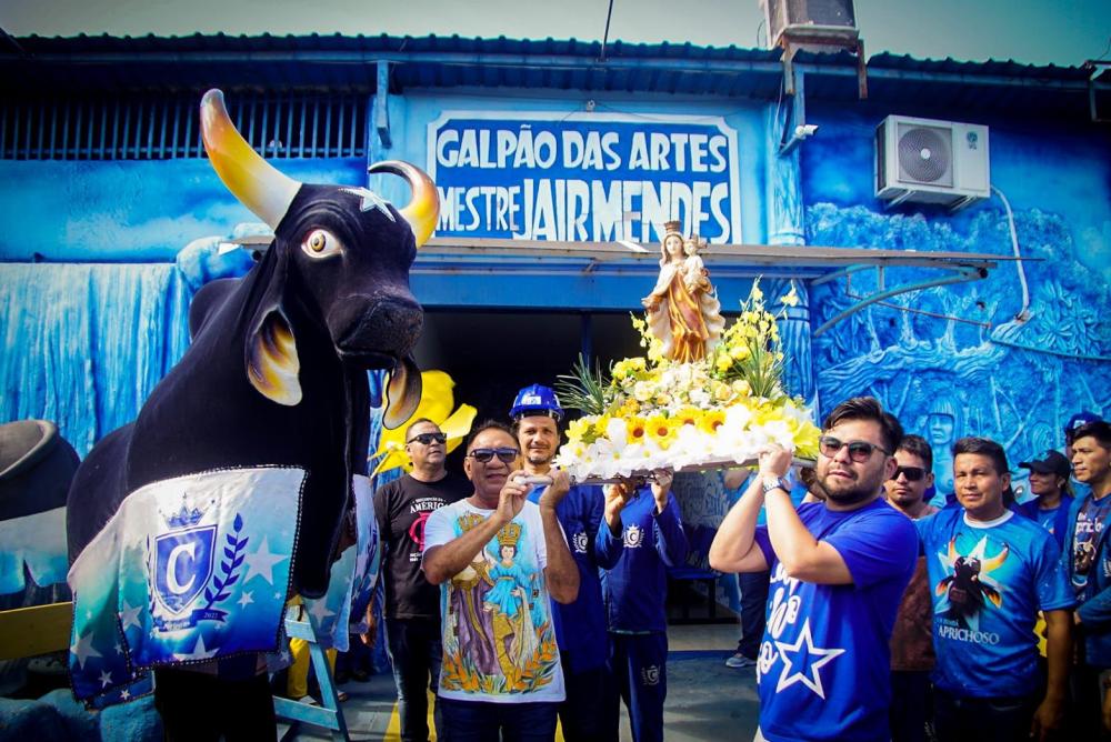 Artistas do Caprichoso recebem visita da imagem peregrina de Nossa Senhora do Carmo
