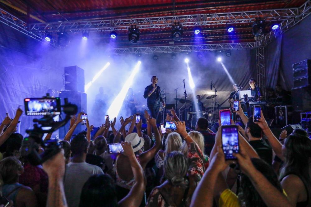 Elymar Santos movimenta casa de praia Zezinho Corrêa com os melhores sucessos da música romântica  