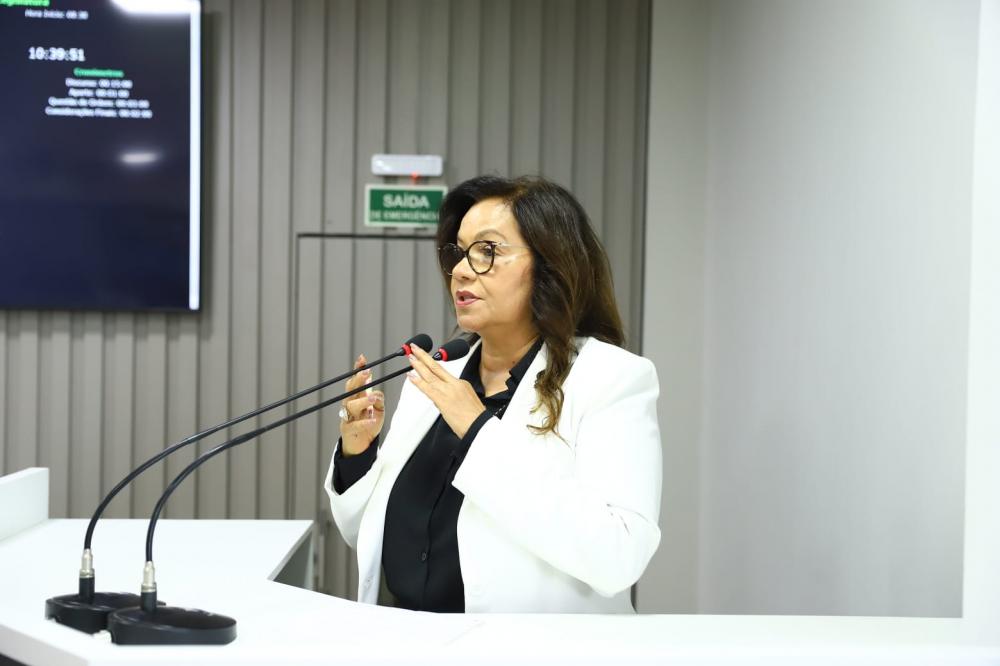 Márcia Baranda solicita formação em serviço para professores de educação física na rede municipal