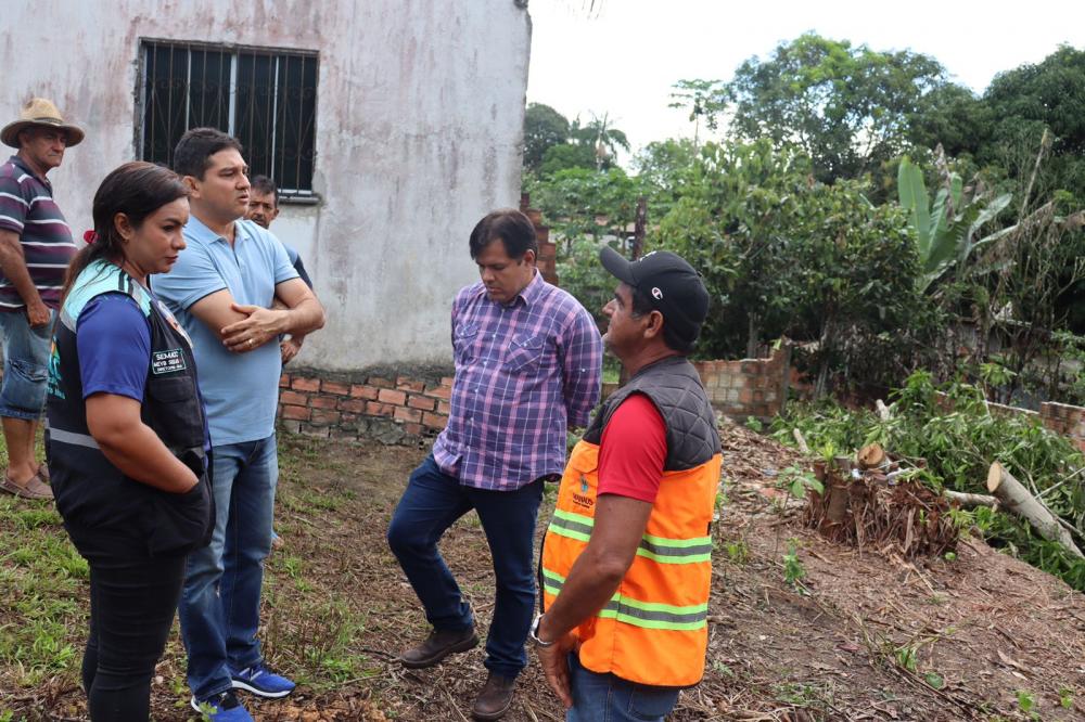 Jander Lobato inspeciona área onde será construída casa de farinha no ramal do Brasileirinho