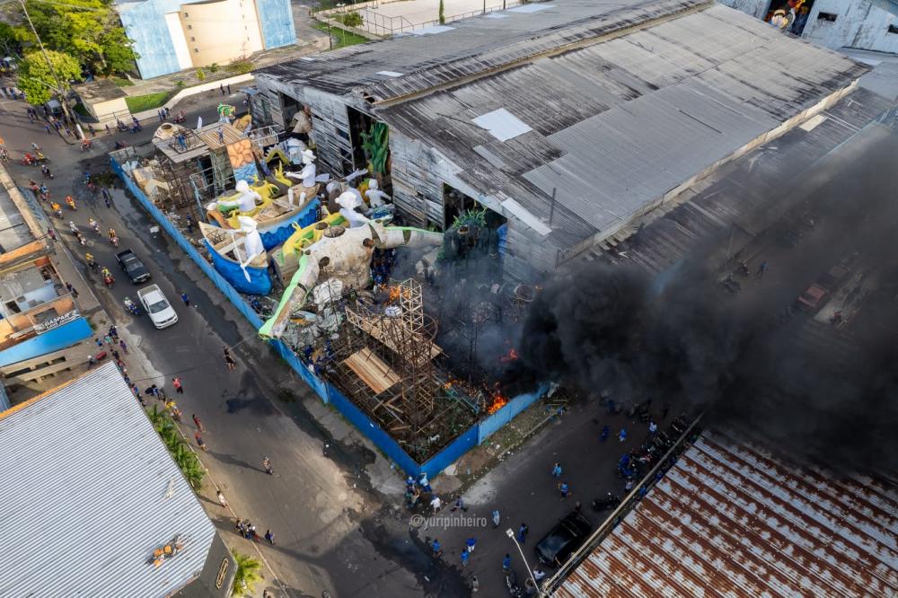 Em nota, Caprichoso afirma que incêndio no galpão central de alegorias foi controlado