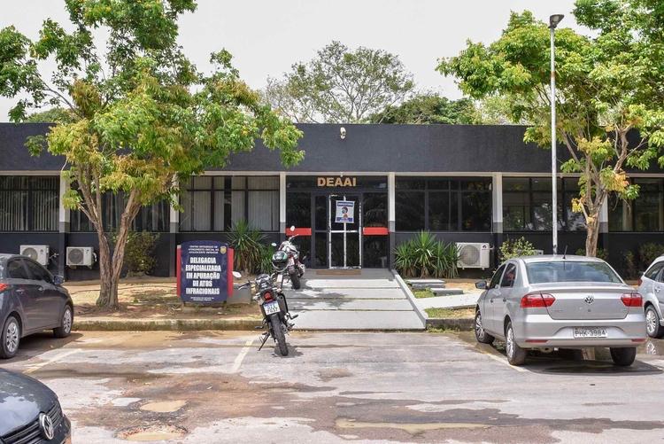 Adolescente que matou pai a facadas após ter celular quebrado é apreendido em Manaus