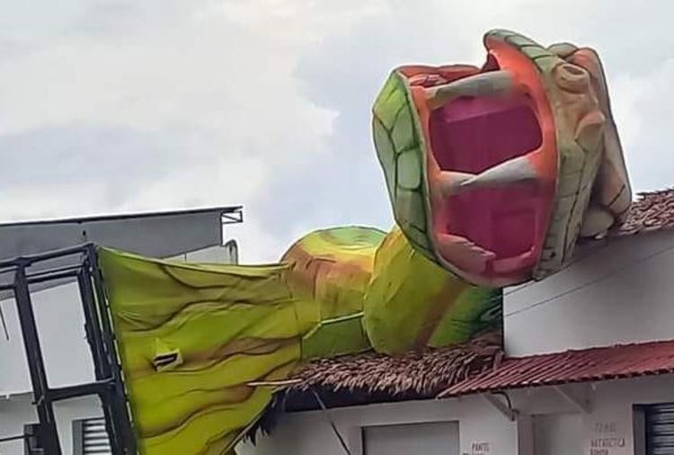 Alegoria do Boi Garantido cai em cima de casa e arrasta fiação elétrica em Parintins