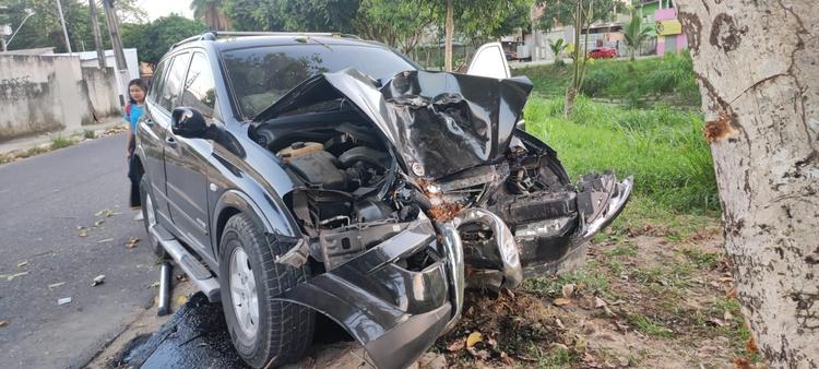Motorista morre em acidente ao invadir calçada e bater em árvore em Manaus