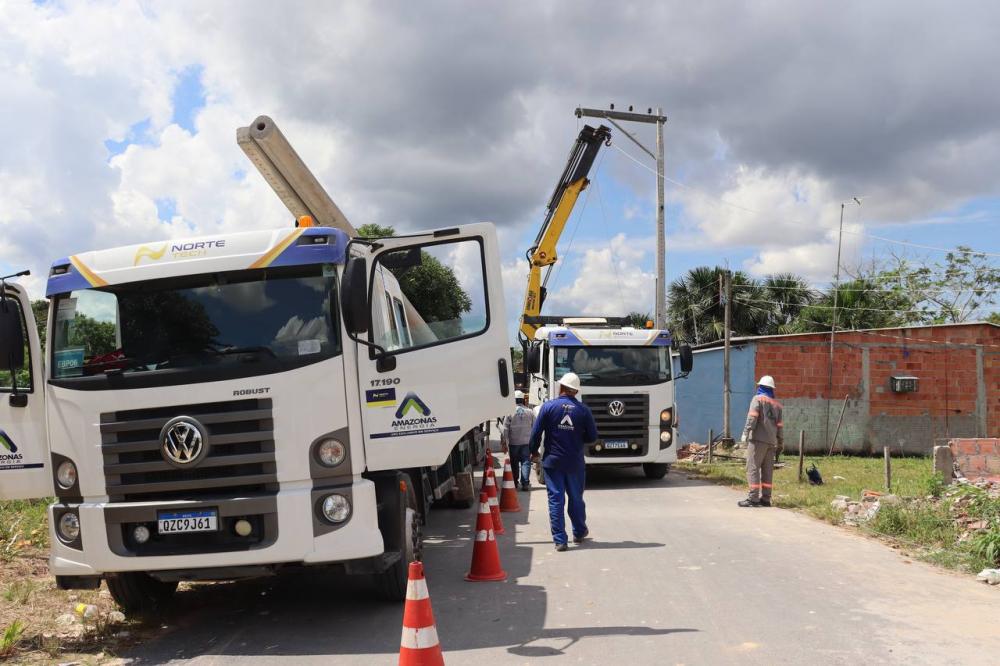 Comunidade Fé em Deus recebe instalação de postes de iluminação pública com apoio de Jander Lobato