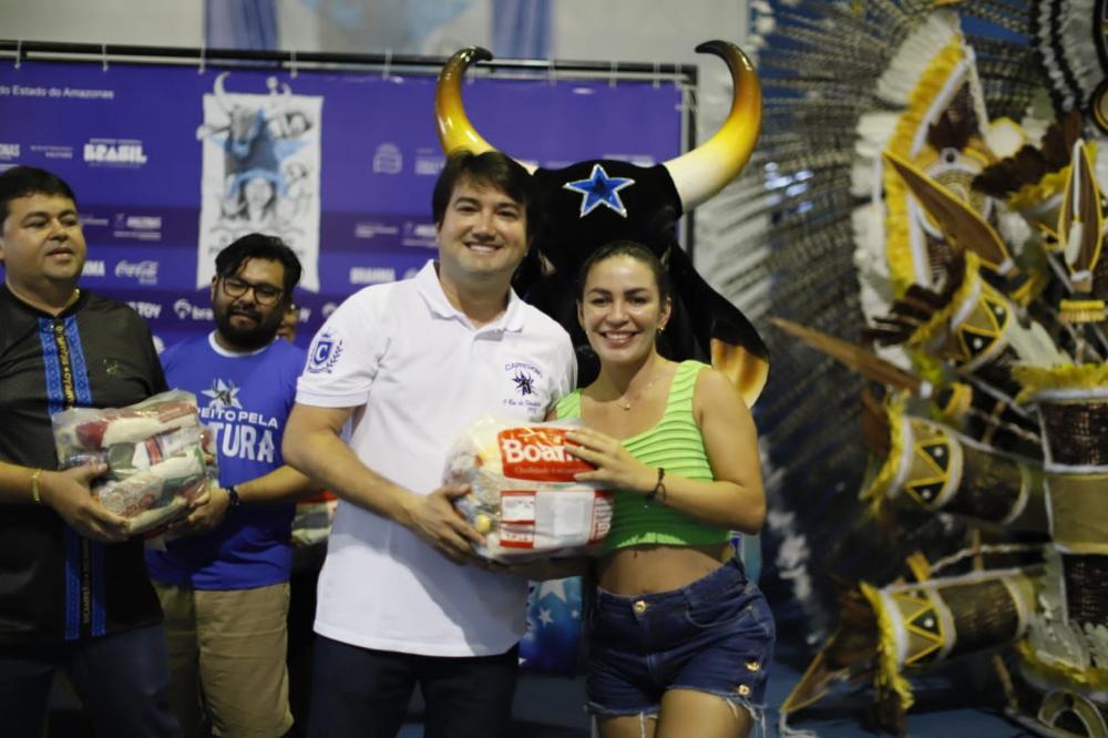 Jender Lobato faz doação de cestas básicas para brincantes do Boi Caprichoso