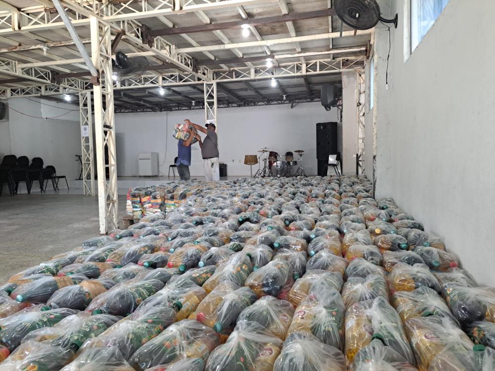 Guaraná Tuchaua faz doação de mais de 800 cestas básicas para artistas de Parintins