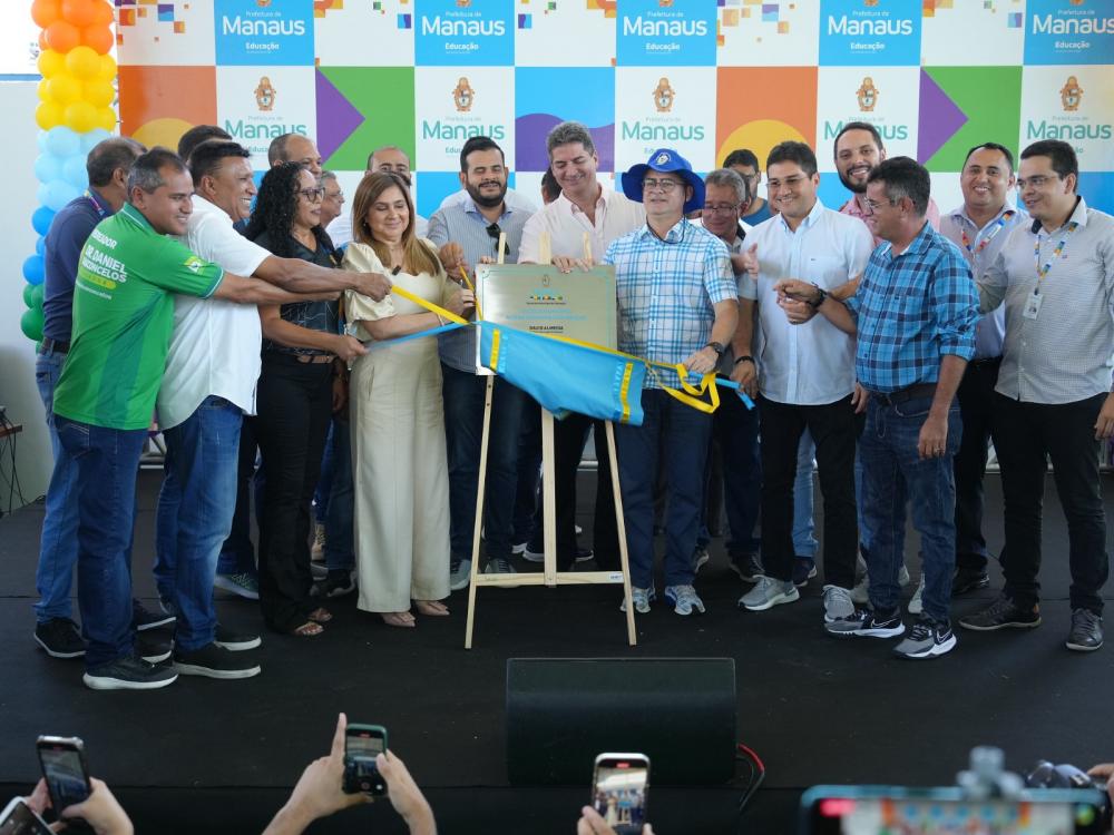 David Almeida reinaugura escola na zona Leste que estava sem reforma há 39 anos