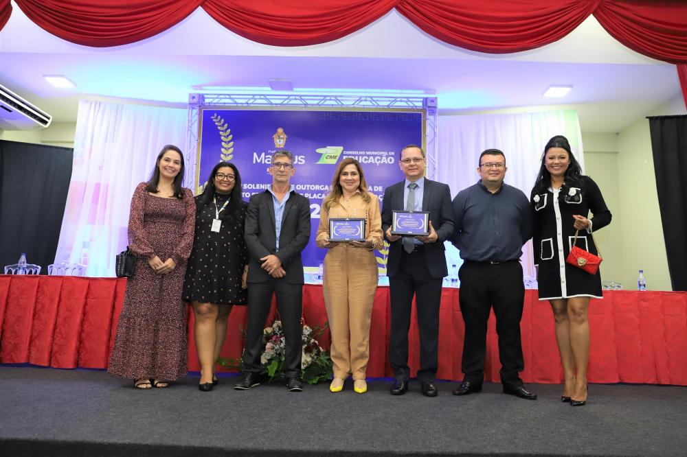 Prefeitura de Manaus entrega medalha para profissionais e instituições pelos serviços prestados à educação municipal