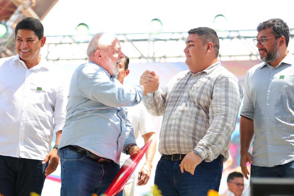 Alex Garcia enaltece importância da visita do presidente Lula ao entregar título de cidadania parintinense