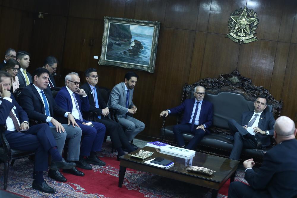 Em Brasília, David Almeida se reúne com presidente do Senado para defender a autonomia dos municípios na Reforma Tributária