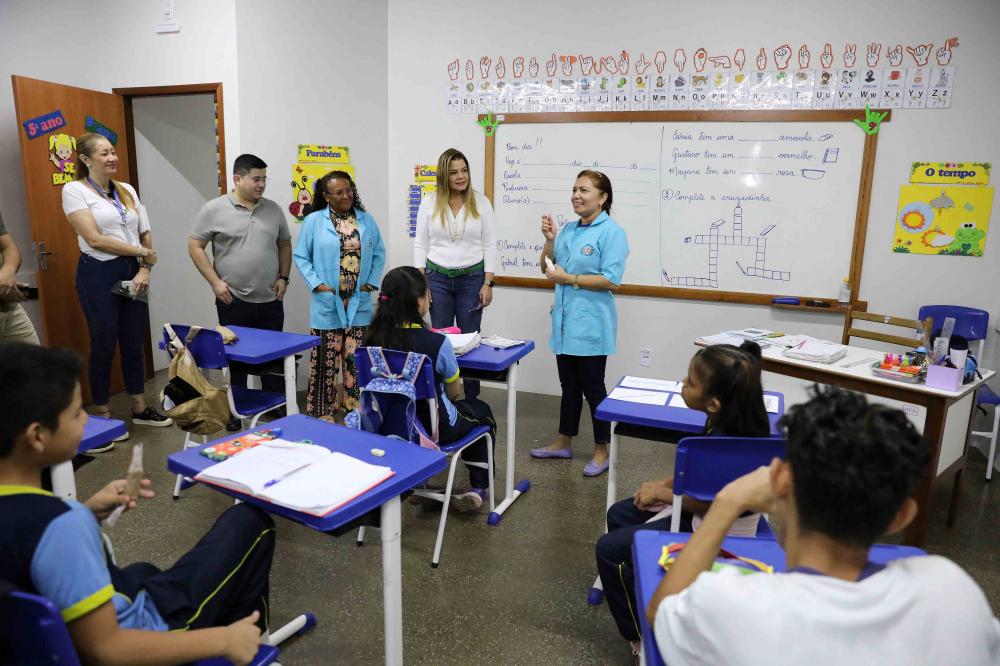 Comitiva da Secretaria de Educação visita sete escolas da rede estadual visando melhorias de infraestrutura no AM