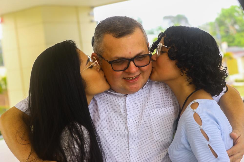 ‘Vai ser um Dia dos Pais diferente para mim’, diz amazonense que recebeu o implante coclear