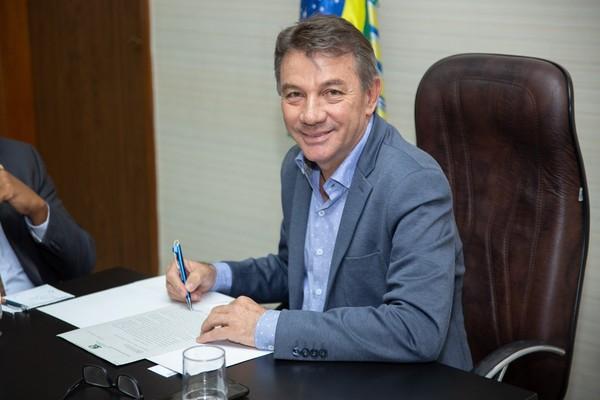 Governador de Roraima tem mandato cassado pelo TRE por distribuir cestas básicas na eleição