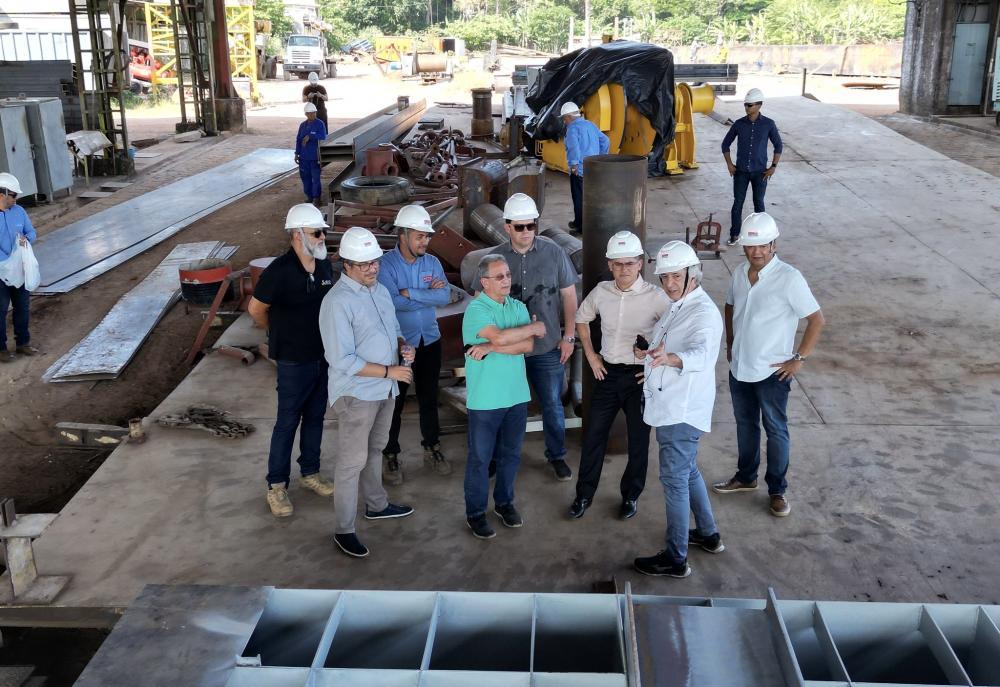 Prefeito David Almeida vistoria construção de píer flutuante do mirante Lúcia Almeida