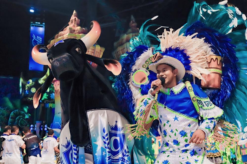 Rossy Amoêdo renova contrato com Patrick Araújo, campeão como Levantador de Toadas do Caprichoso