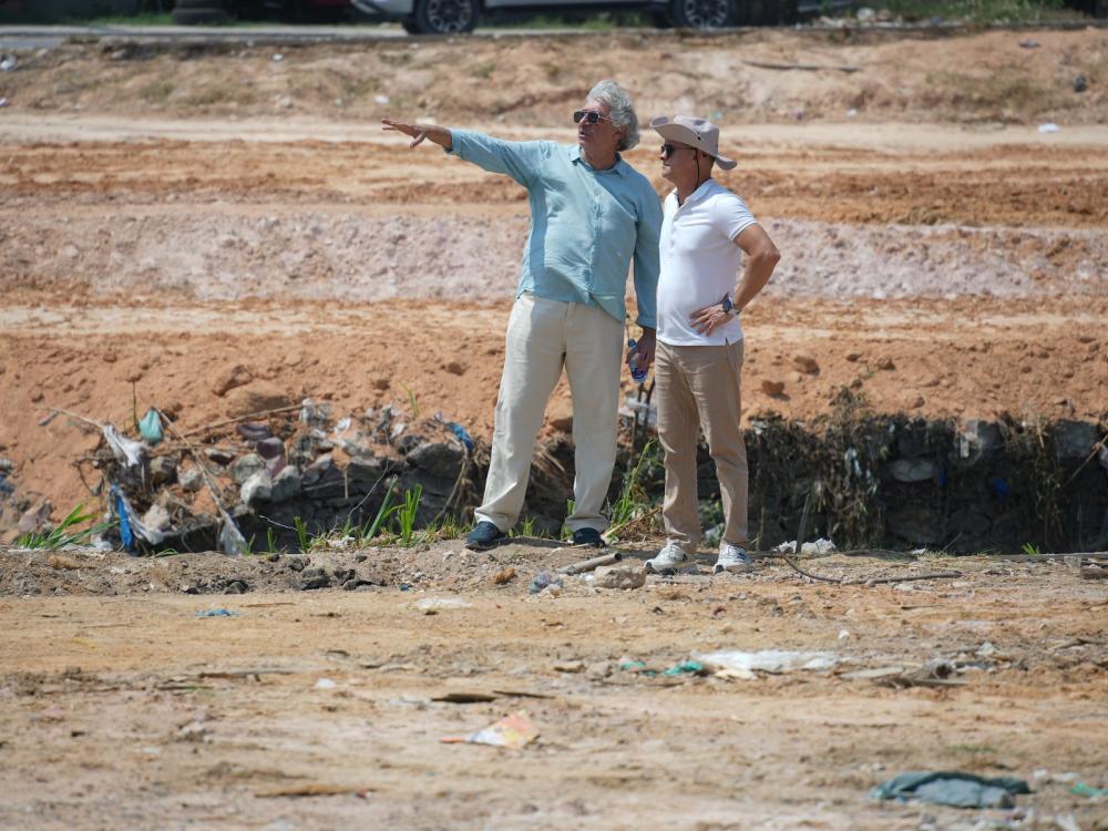 Prefeito David Almeida vistoria obras do Parque Amazonino Mendes