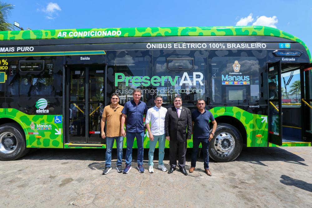 Prefeito David Almeida entrega primeiro ônibus 100% elétrico da região Norte