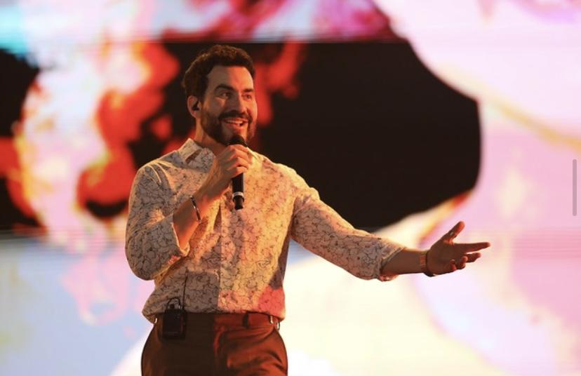 Padre Fábio de Melo conduz multidão a momento de fé na terceira noite do Sou Manaus 2023