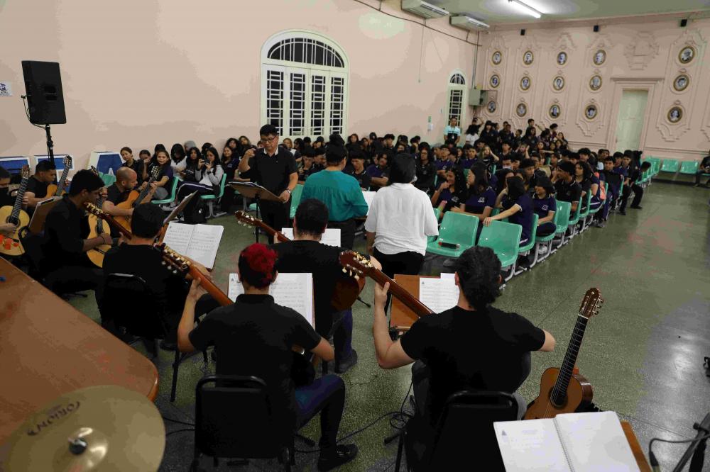 Orquestra de Violões do Amazonas realiza apresentação para estudantes do IEA