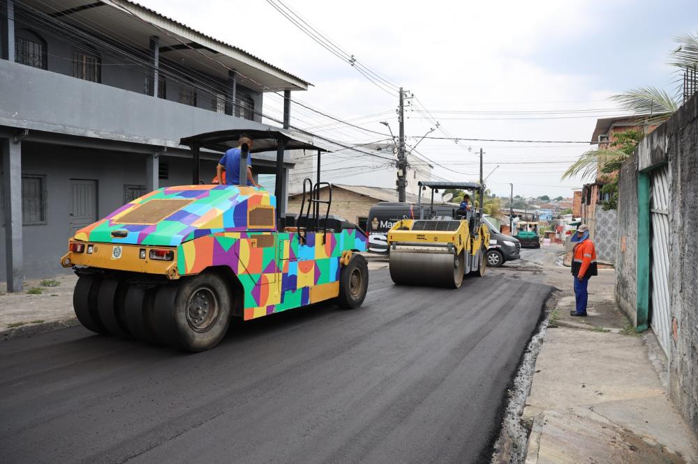 ‘Asfalta Manaus’ da prefeitura trabalha em novo trecho do bairro Mutirão