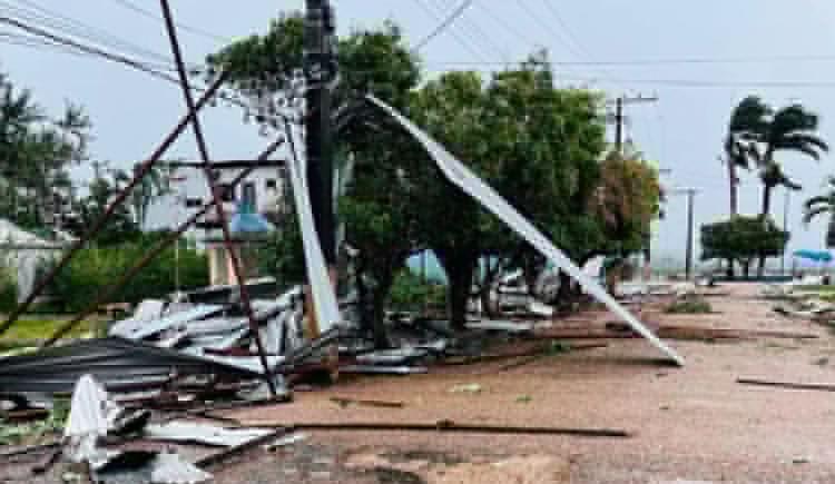 Após temporal com mais de 100 casas destelhadas, município decreta emergência no Amazonas