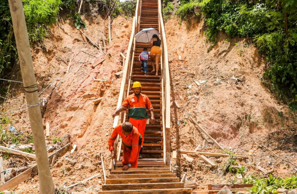 Prefeitura amplia acessibilidade com mais de 24 mil metros de pontes e 87 mil metros de calçadas construídas em Manaus