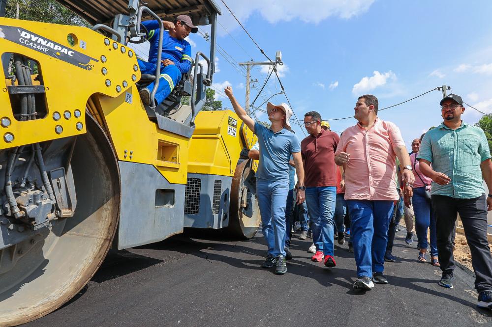 Obras de reestruturação avançam na comunidade Rosa Almeida e prefeito acompanha início da pavimentação