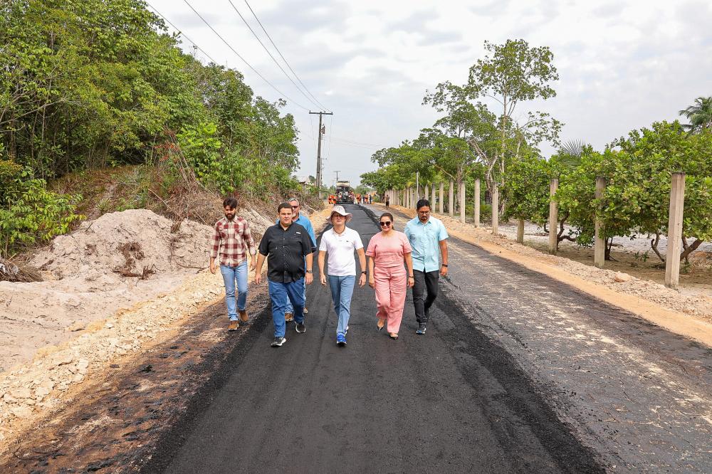 David Almeida reafirma compromisso com moradores da zona rural e acompanha asfaltamento de ramal abandonado há quase 50 anos