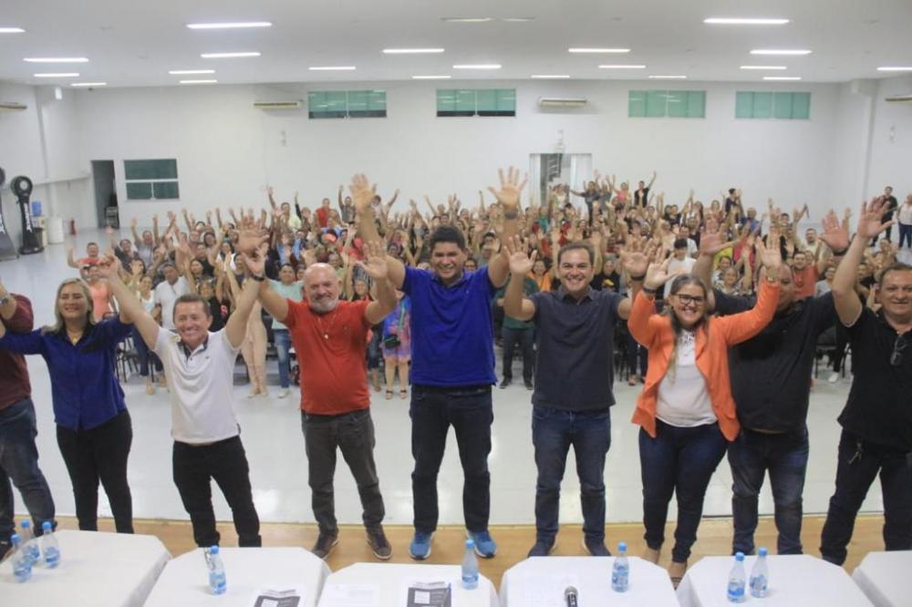 Sob aplausos, prefeito de Parintins anuncia pagamento do piso nacional da enfermagem