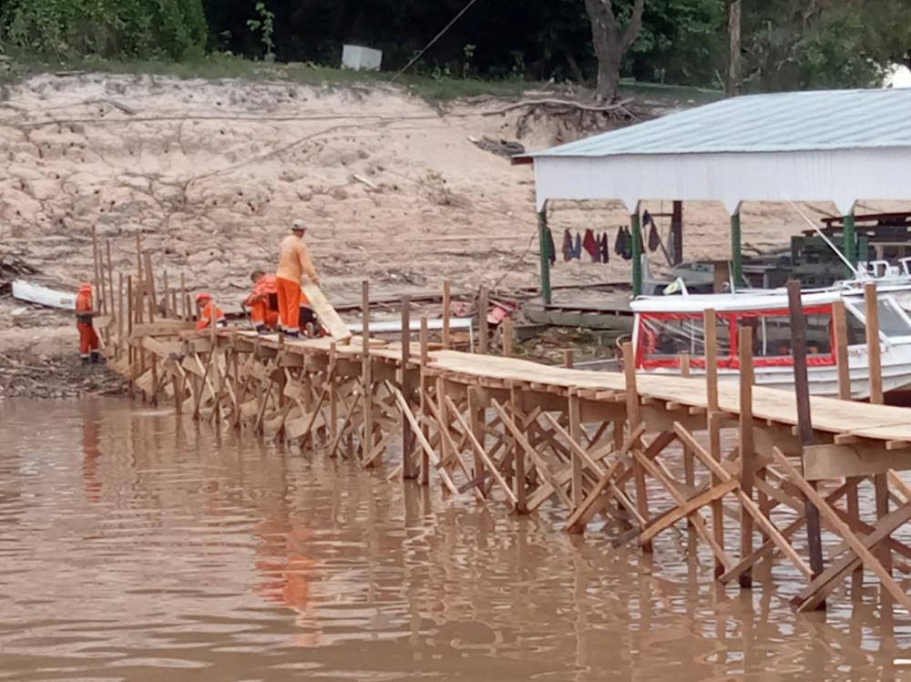 Prefeitura constrói ponte de 150 metros na marina do Davi para conter impactos da seca dos rios em Manaus