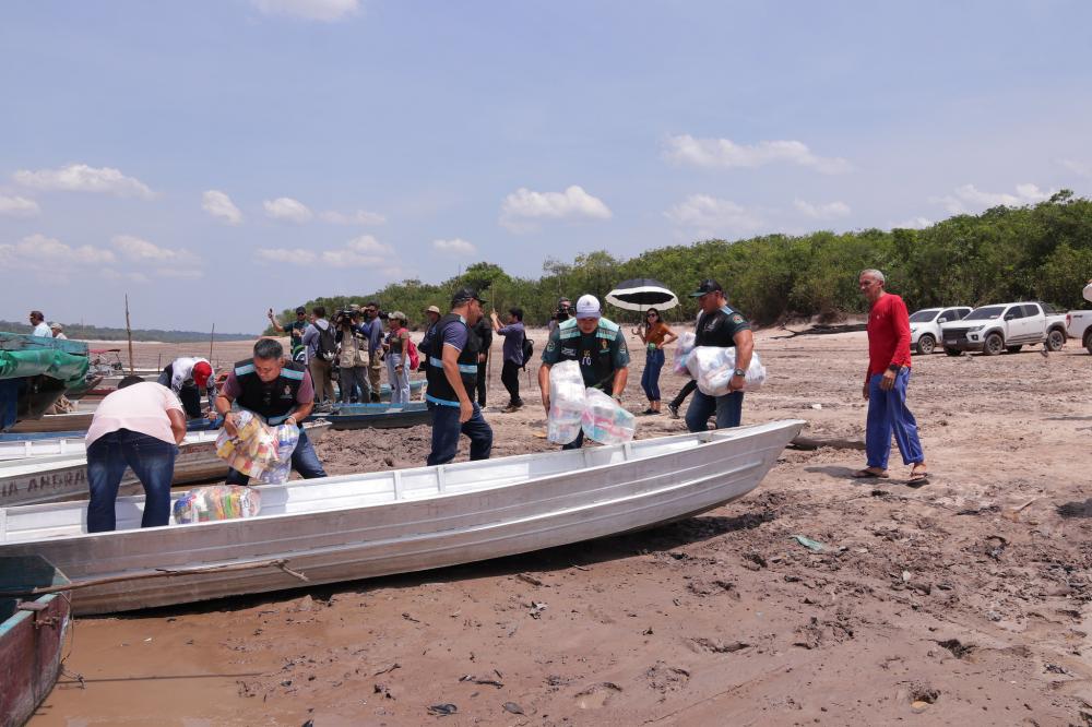 Ajuda humanitária da Prefeitura de Manaus beneficia quase mil famílias ribeirinhas no Tarumã