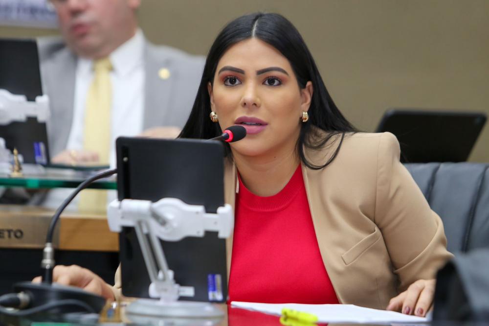 Deputados aprovam projetos de Mayra Dias para proteger crianças e promover educação não violenta